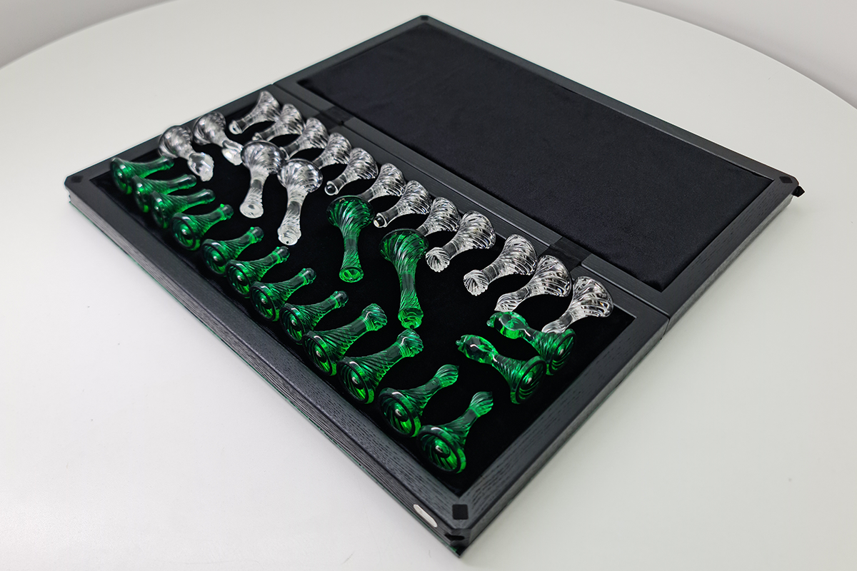 שחמט בלעדי: "ג'ייד אימפריאלי" — זכוכית מחוסמת ירוקה ושקופה, 50×50 ס"מ