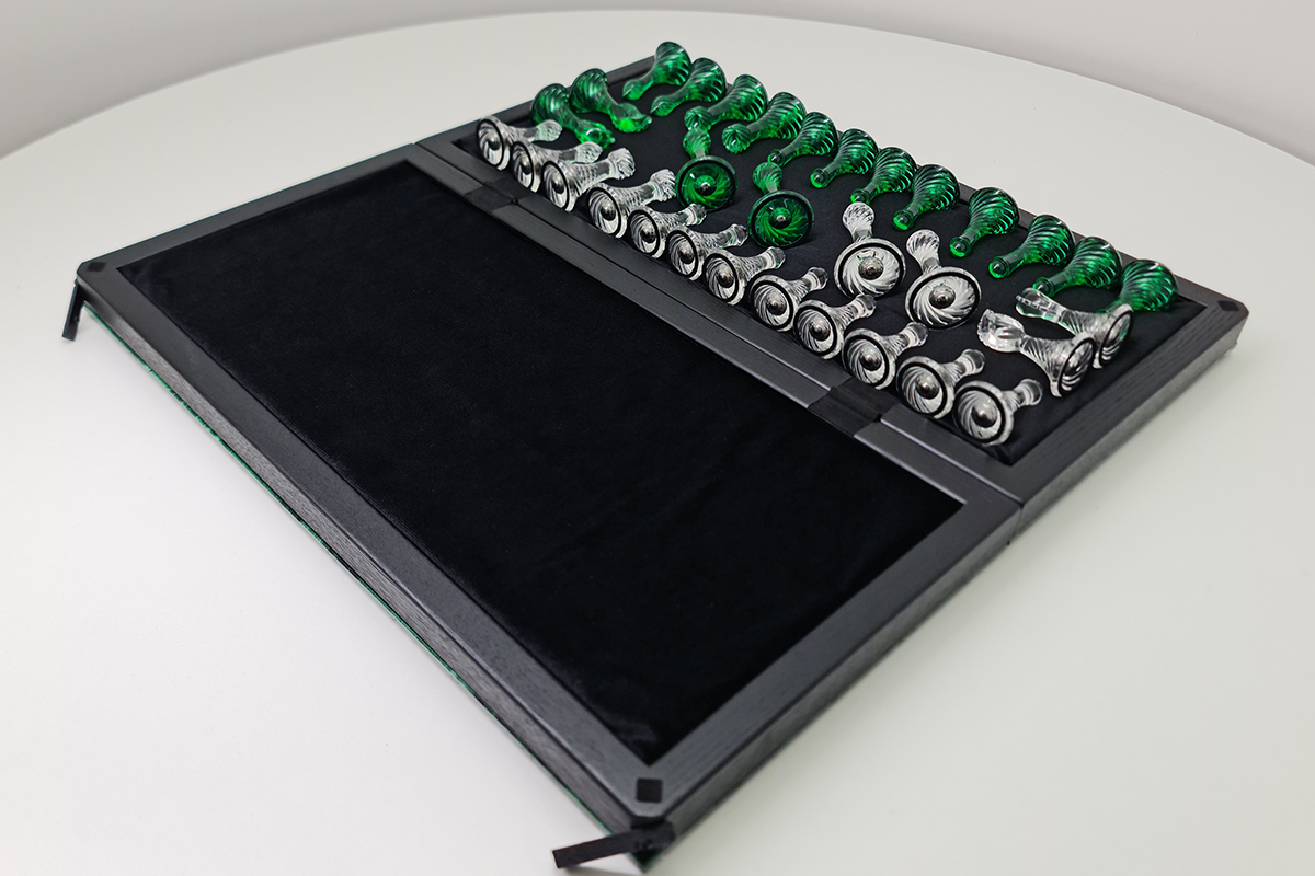 שחמט בלעדי: "ג'ייד אימפריאלי" — זכוכית מחוסמת ירוקה ושקופה, 50×50 ס"מ