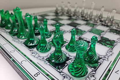 שחמט בלעדי: "ג'ייד אימפריאלי" — זכוכית מחוסמת ירוקה ושקופה, 50×50 ס"מ