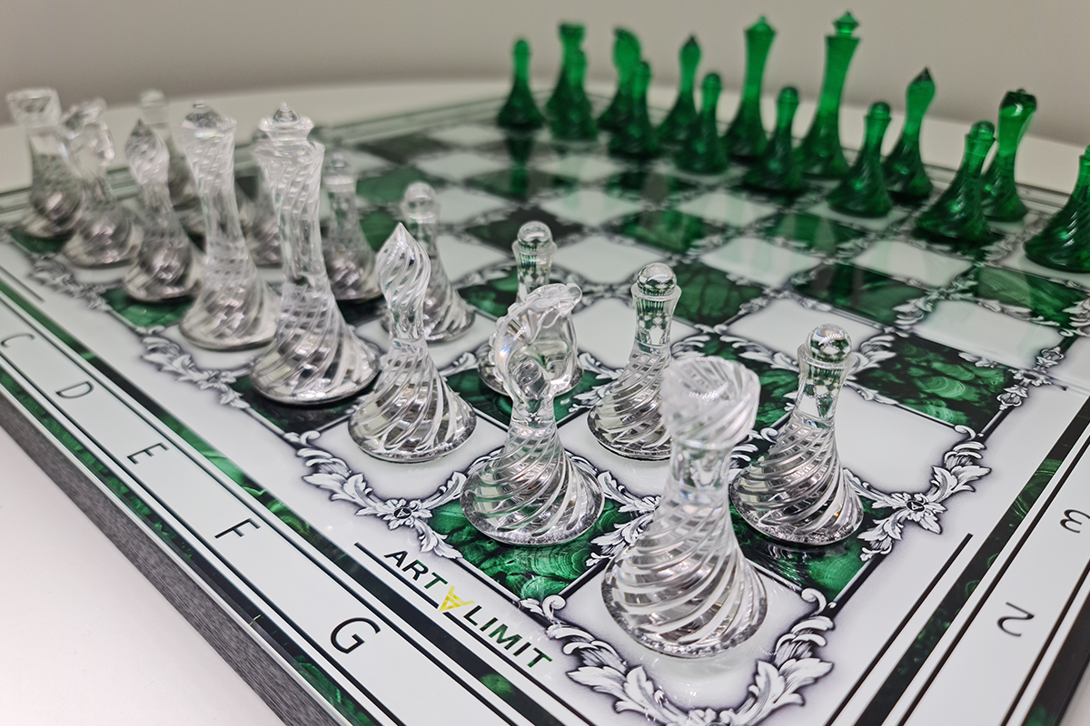 שחמט בלעדי: "ג'ייד אימפריאלי" — זכוכית מחוסמת ירוקה ושקופה, 50×50 ס"מ