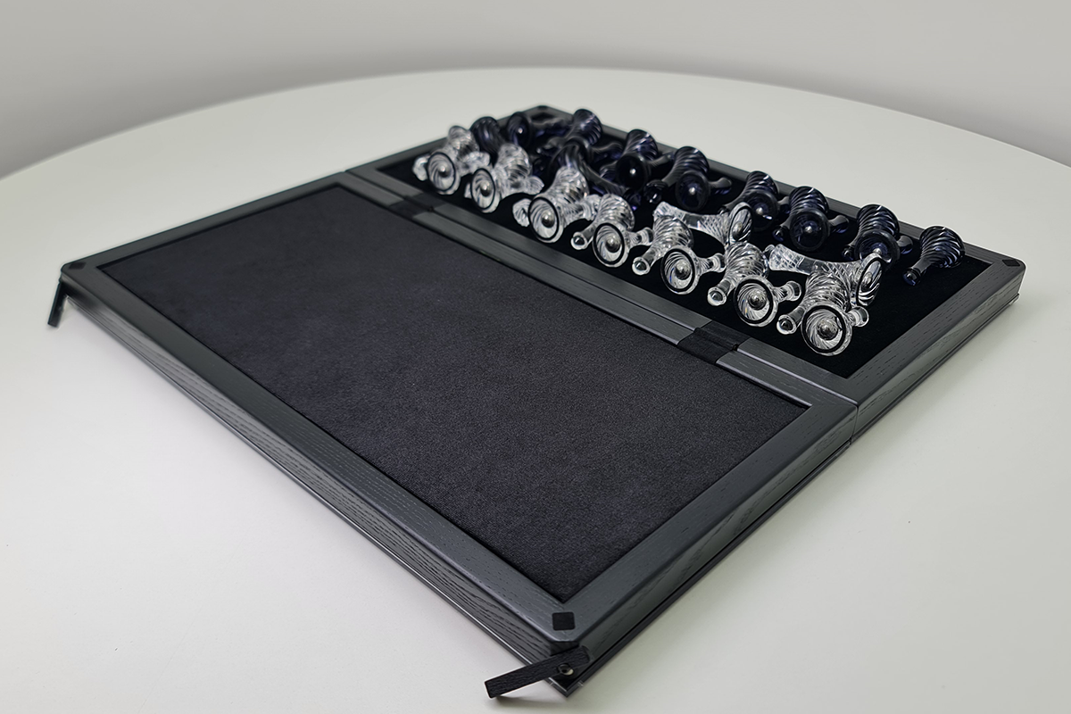 שחמט בלעדי: "אלגנטיות ספירלית" — זכוכית מחוסמת, 50×50 ס"מ