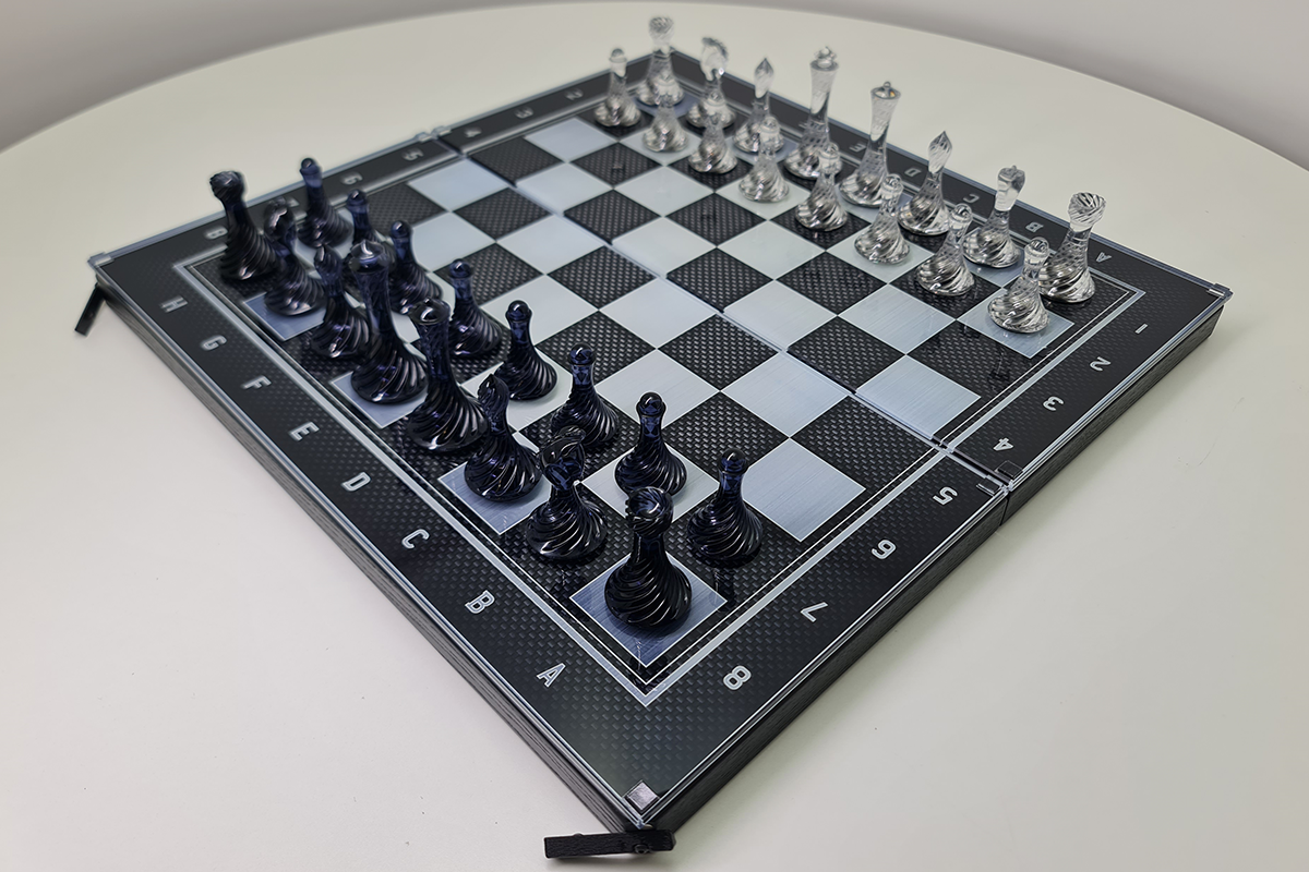 שחמט בלעדי: "אלגנטיות ספירלית" — זכוכית מחוסמת, 50×50 ס"מ