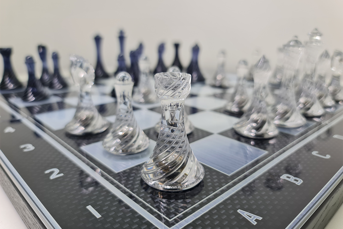 שחמט בלעדי: "אלגנטיות ספירלית" — זכוכית מחוסמת, 50×50 ס"מ